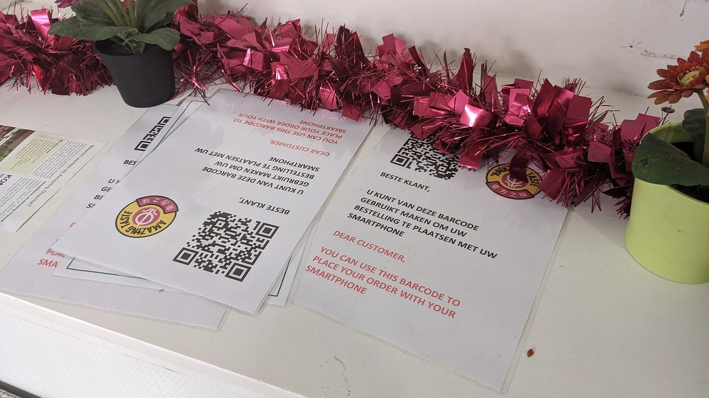 Kaartjes met QR-codes om te bestellen op een restauranttafel.