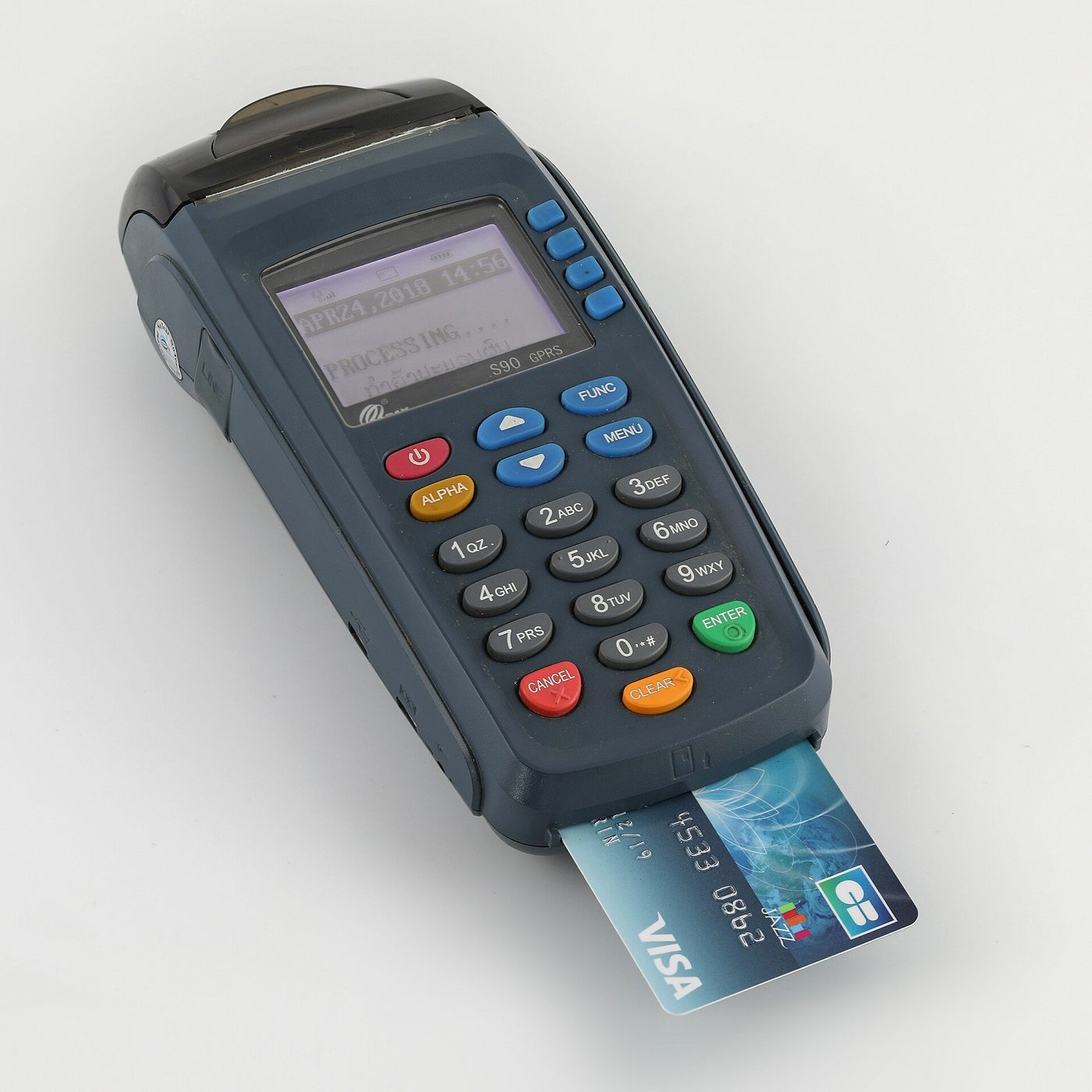 Een betaalterminal met een bankpas erin.