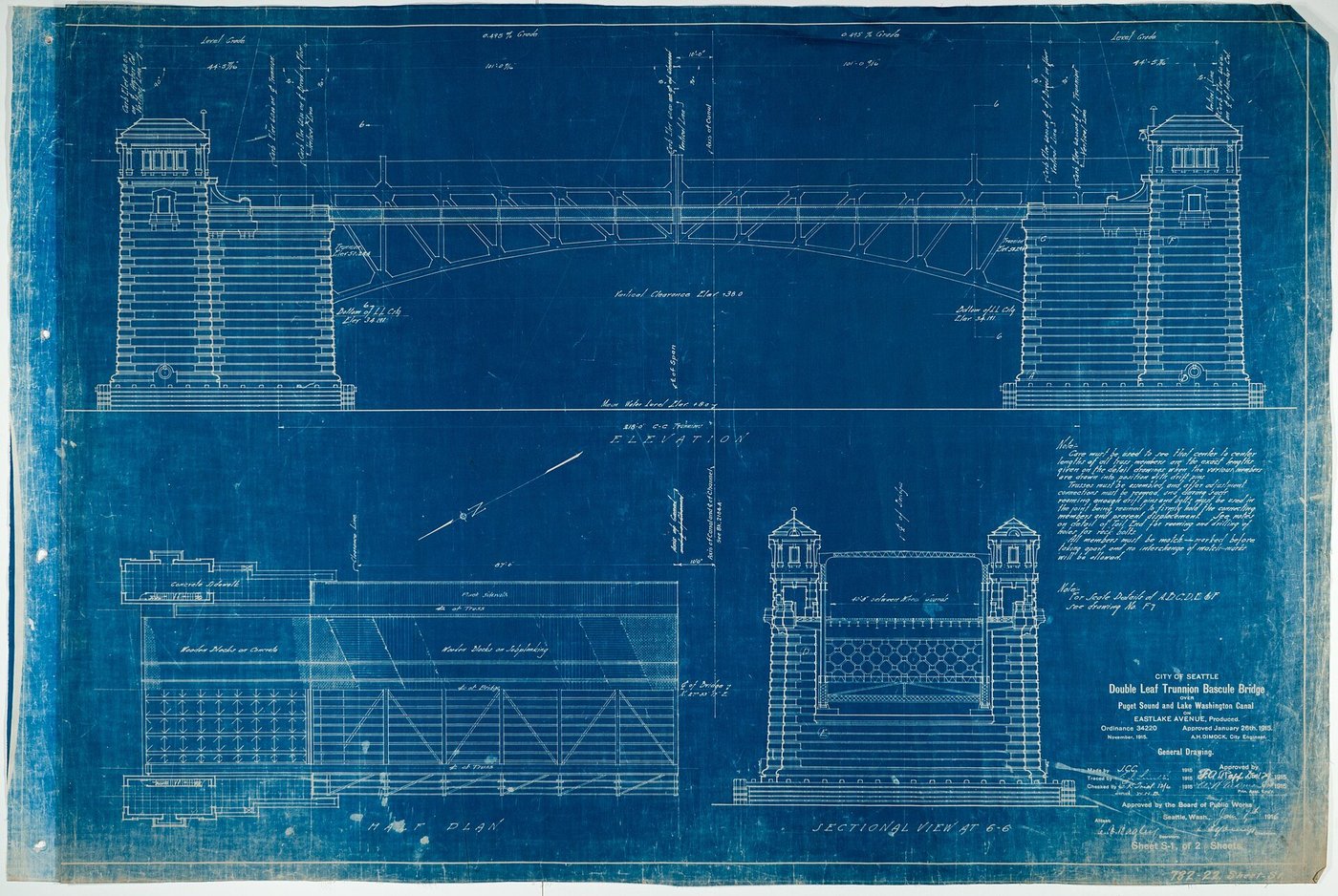 Een oude blauwdruk van een brug met doorsneden en maatvoering.