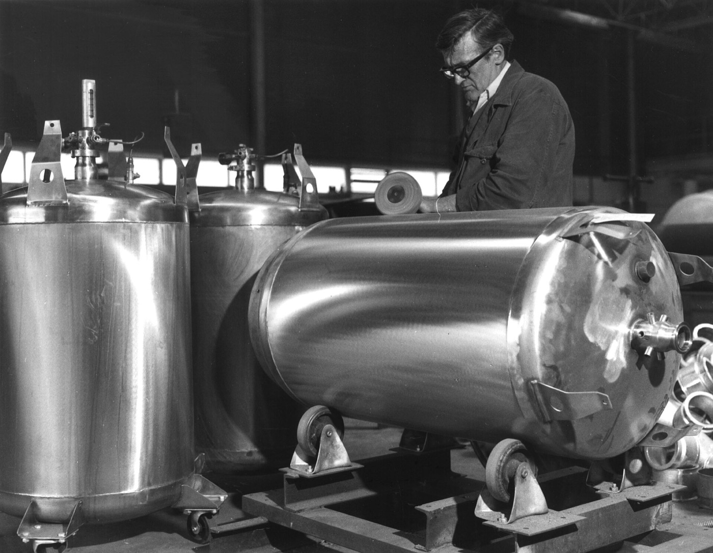 Medewerker controleert onderdelen in een fabriek