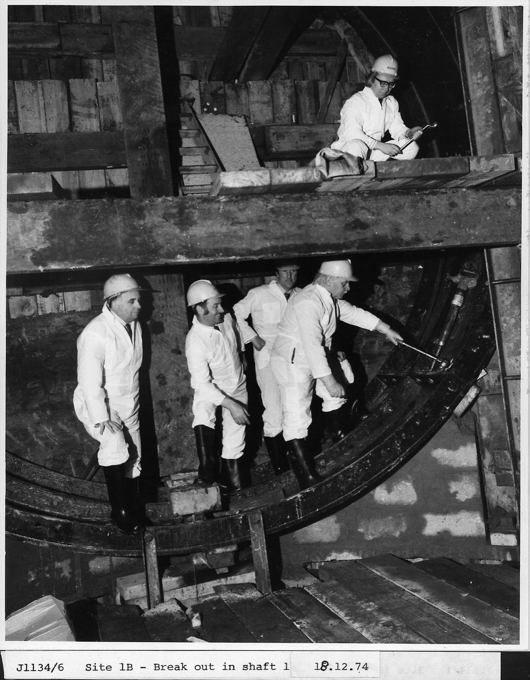 Werkers in een ondergrondse schacht