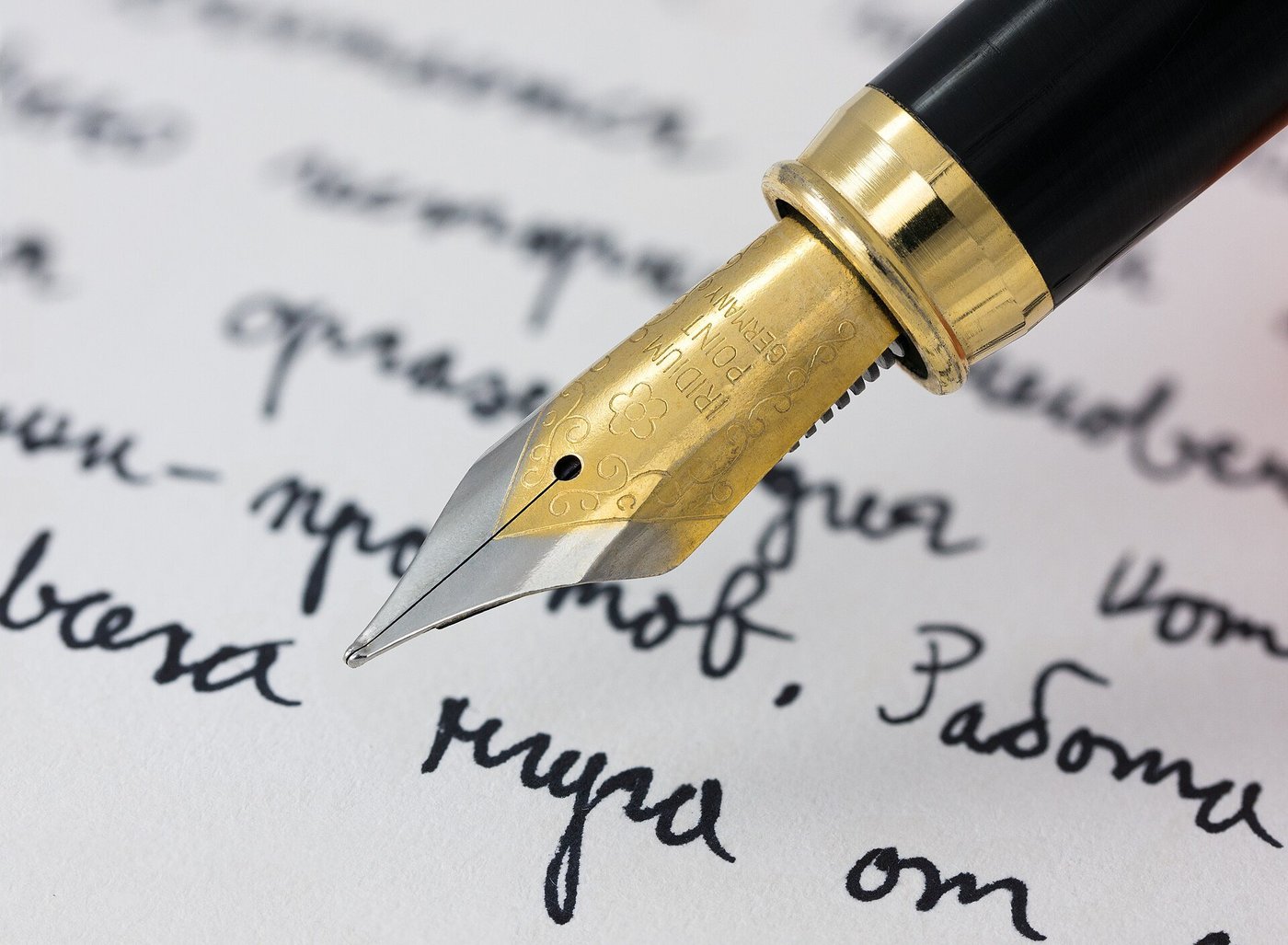 Een vulpen schrijft op een vel papier.