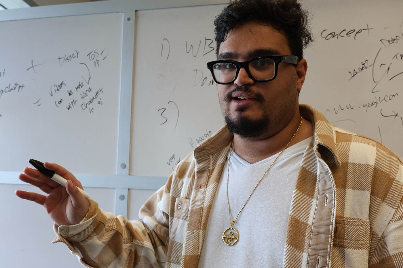 Iemand legt een idee uit op een whiteboard