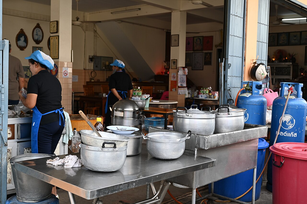 Keukenteam aan het werk in een drukke open keuken, een typische horeca-omgeving waarin diensten en bezetting strak gepland moeten worden