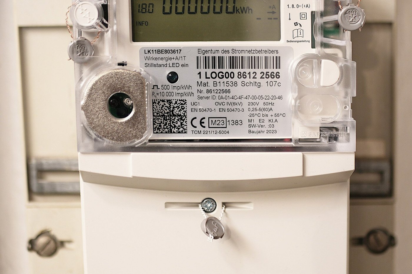 Een slimme elektriciteitsmeter met een digitaal display in een meterkast.