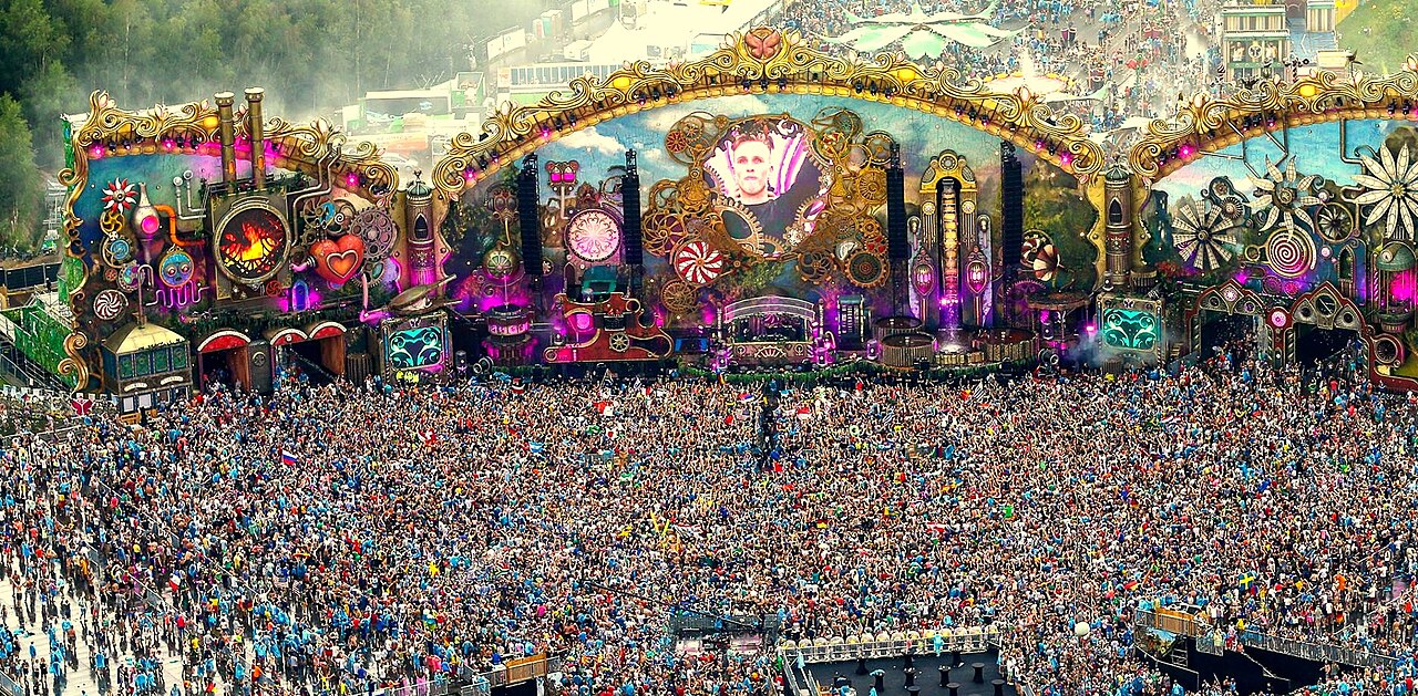 Groot festivalpubliek voor het hoofdpodium van Tomorrowland, een evenement waar duizenden bezoekers via gescande tickets binnenkomen