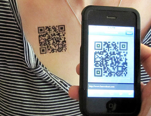 Iemand scant met een smartphone een QR-code, het principe achter toegangscontrole met digitale tickets aan de deur