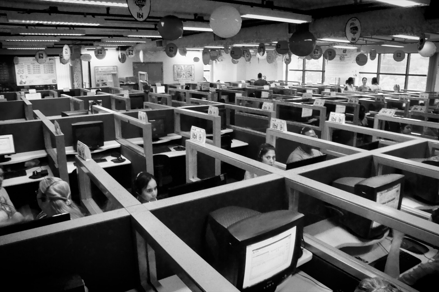 Medewerkers aan het werk in een callcenter