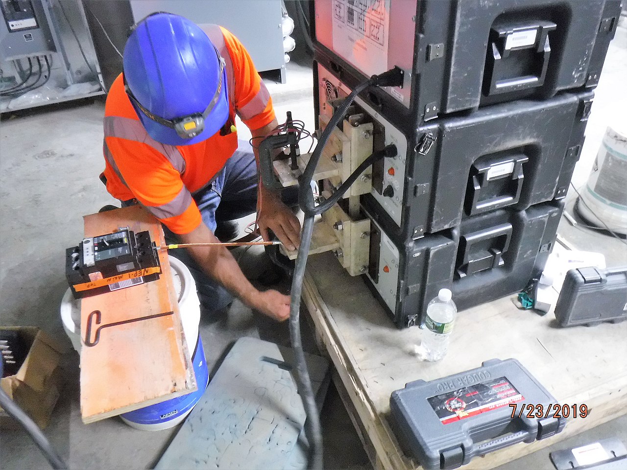 Monteur voert een elektrische isolatiemeting uit op installaties, vergelijkbaar met de meting bij een NEN 3140-keuring van elektrische arbeidsmiddelen
