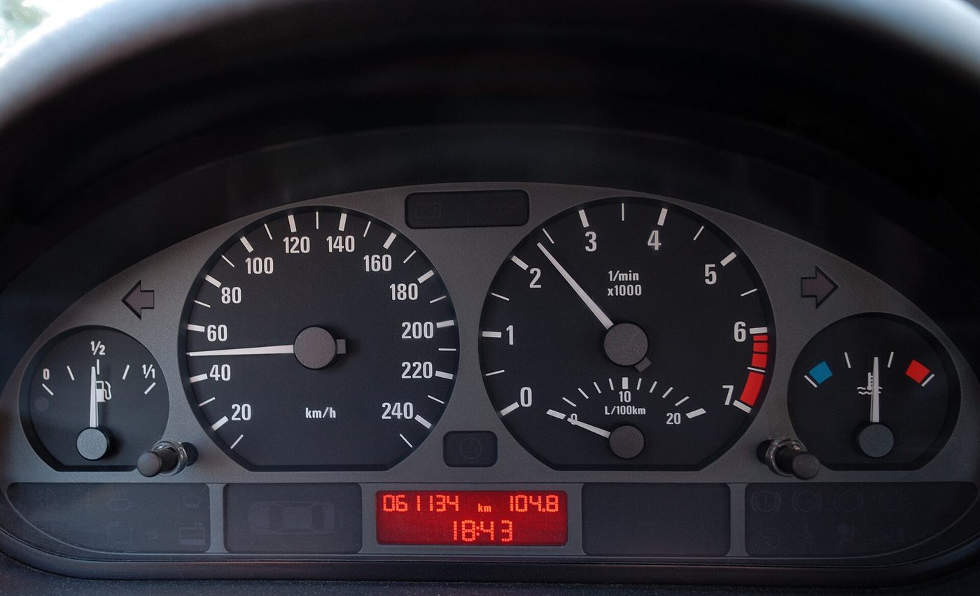 Instrumentenpaneel van een personenauto met kilometerteller.