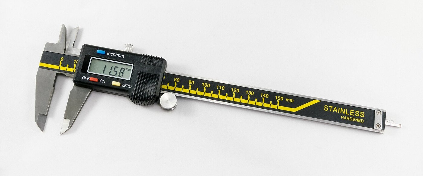 Een digitale schuifmaat waarmee een maat wordt afgelezen.
