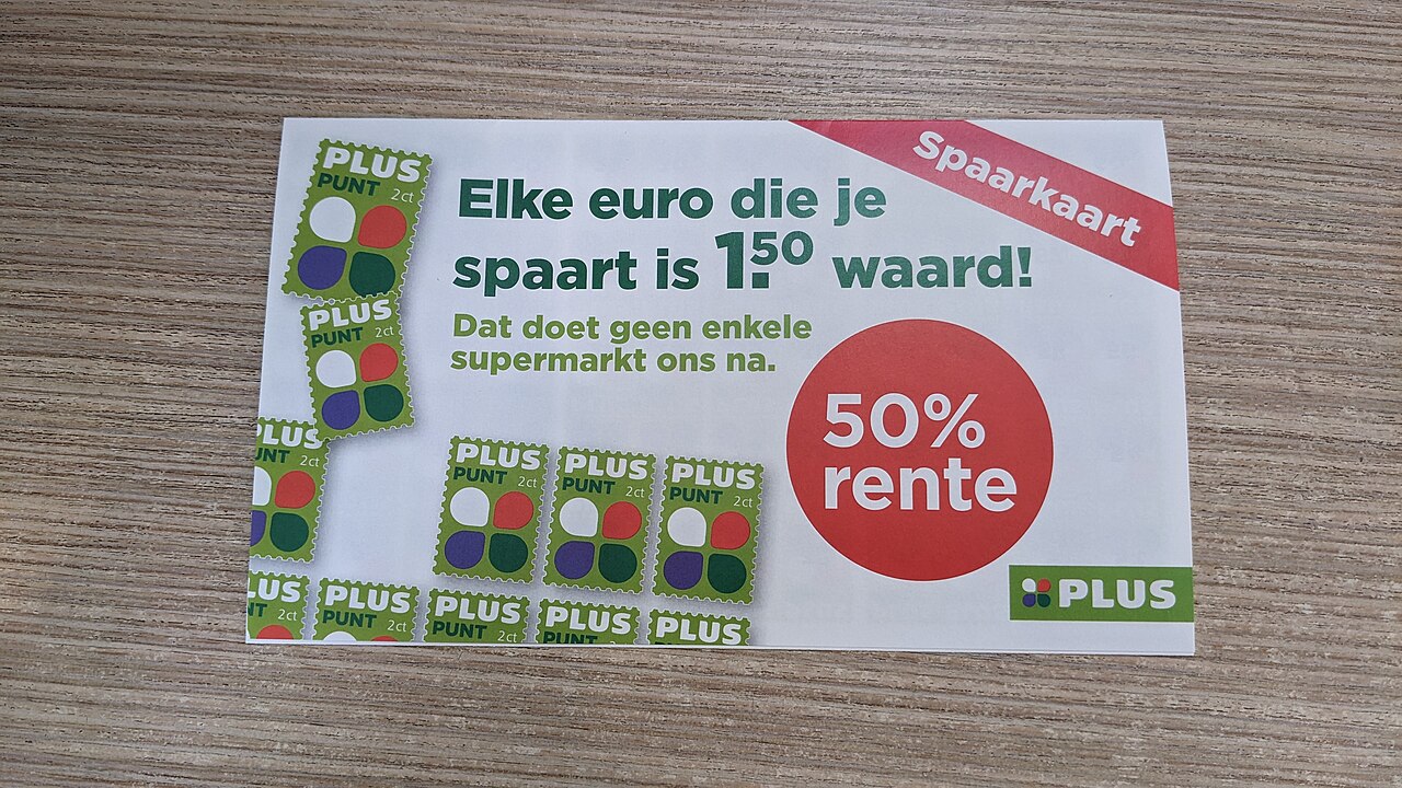 Een fysieke spaarkaart van een Nederlandse supermarkt, het soort klantenkaart dat een loyaliteitsapp vervangt door een digitale kaart in de telefoon
