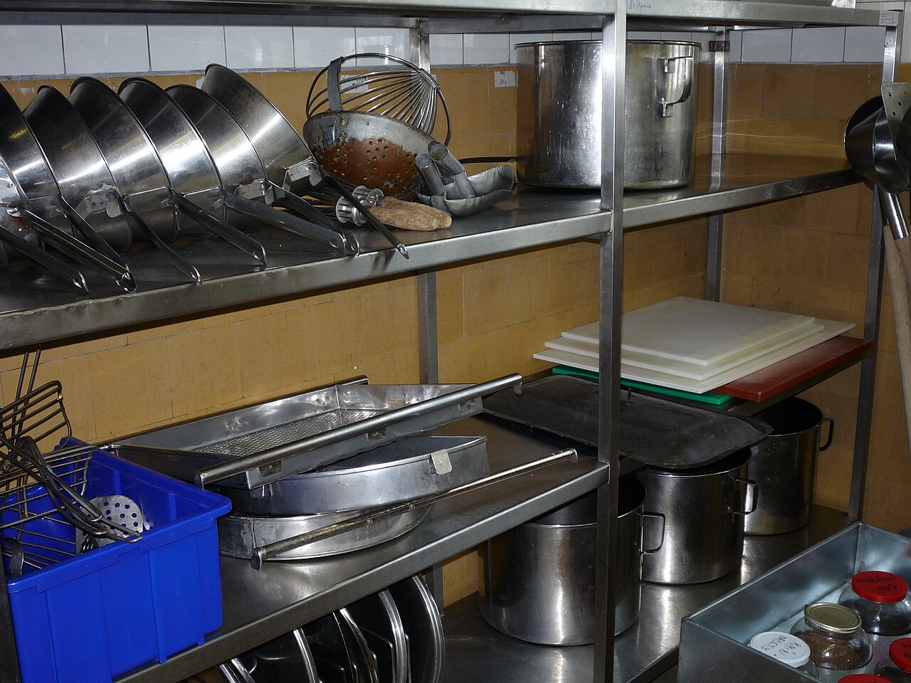 Materiaal en gerei in een grootkeuken voor het bereiden van maaltijden op grote schaal