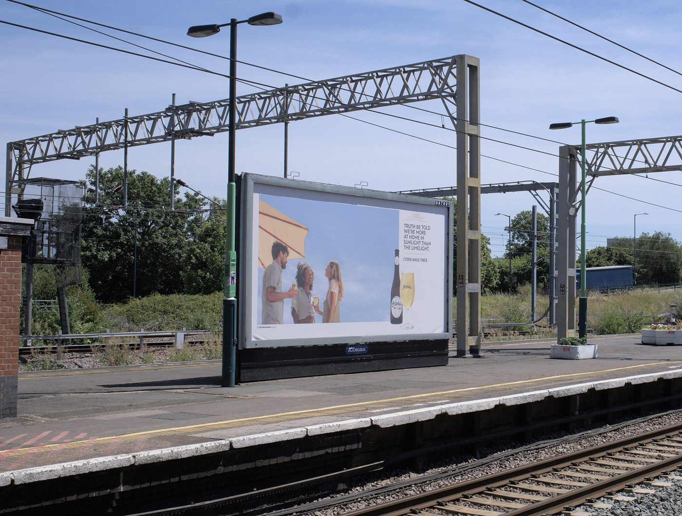 Een reclamebord langs een spoorlijn.