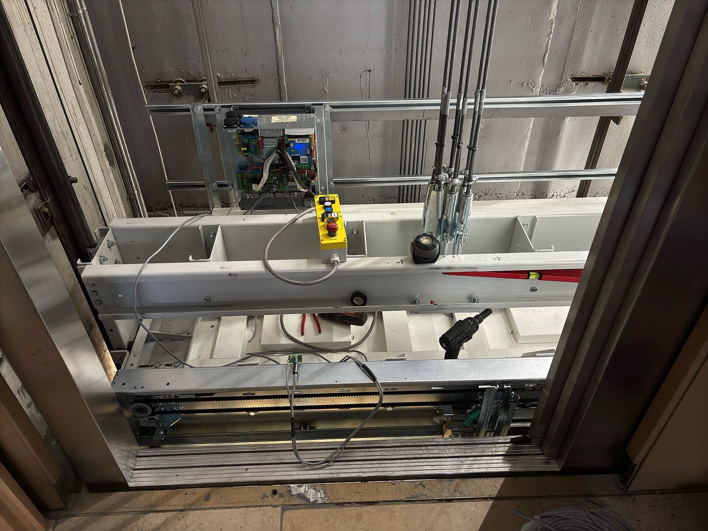 Monteur voert onderhoud uit aan een lift