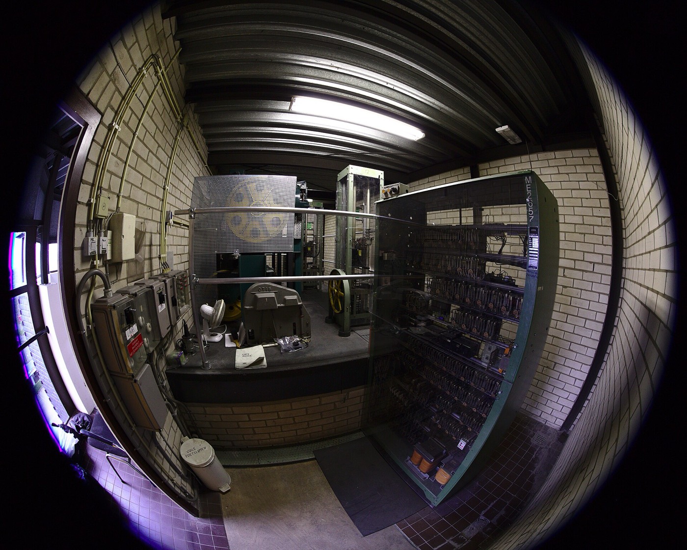 Machinekamer van een lift met installaties