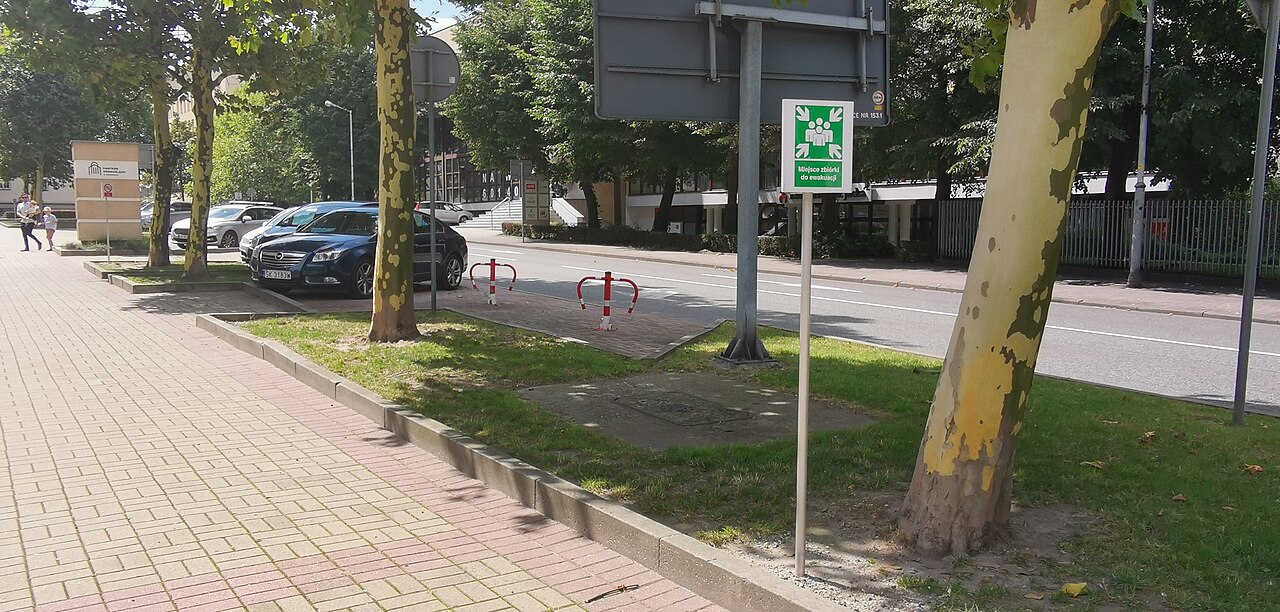 Bord met aanduiding van een verzamelplaats bij een ontruiming