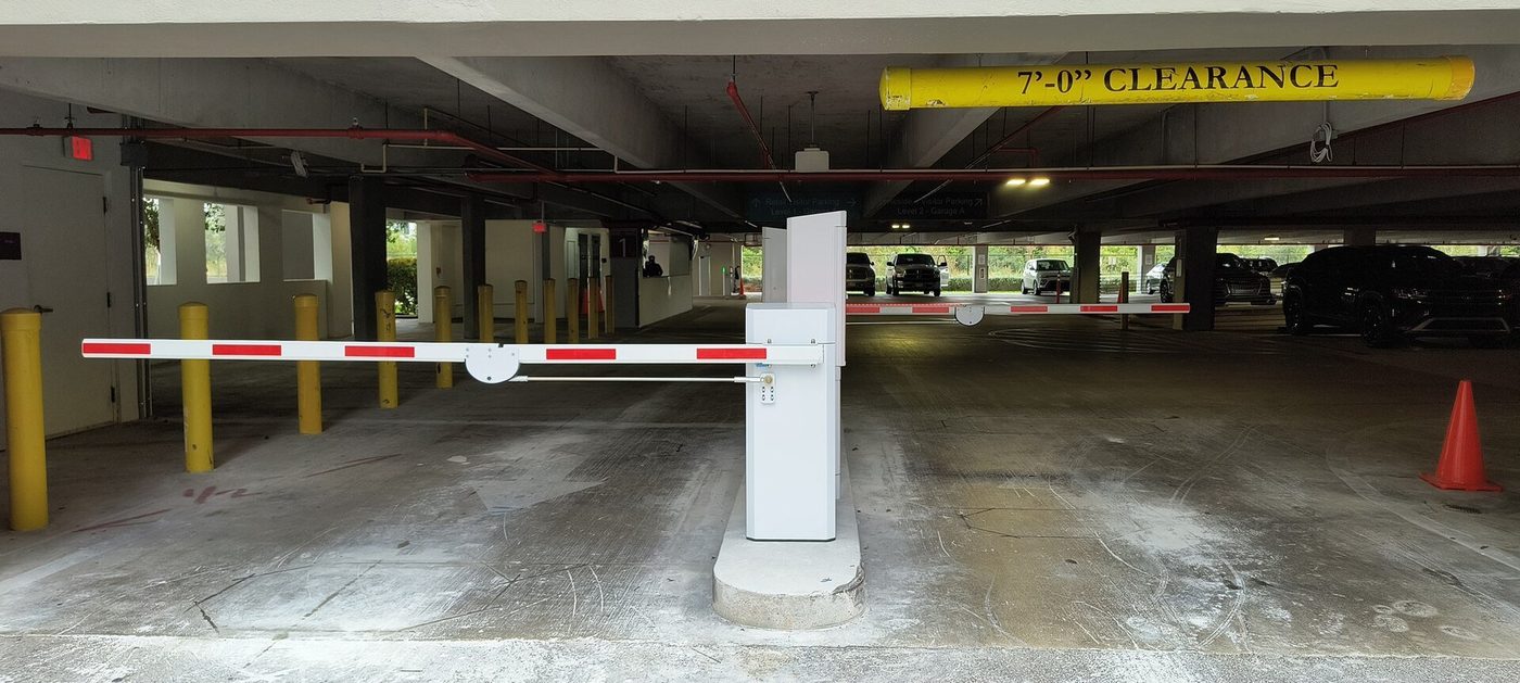 Slagbomen bij de in- en uitrit van een parkeergarage.