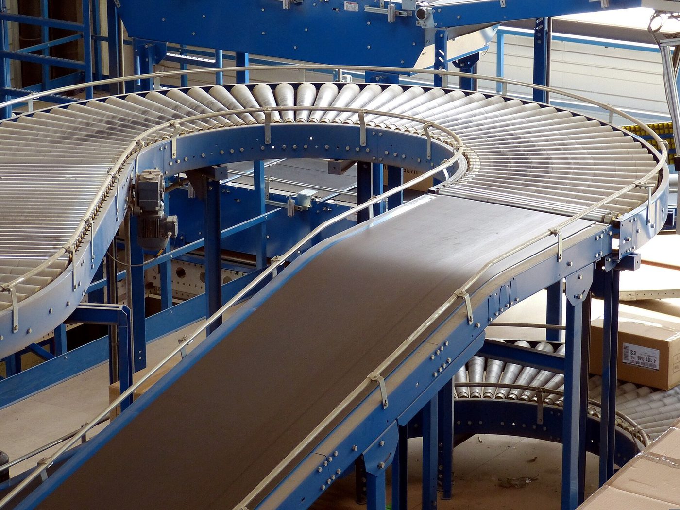 Een transportband met bochten in een fabriek.