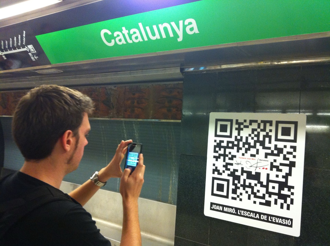 Iemand scant een QR-code met een telefoon