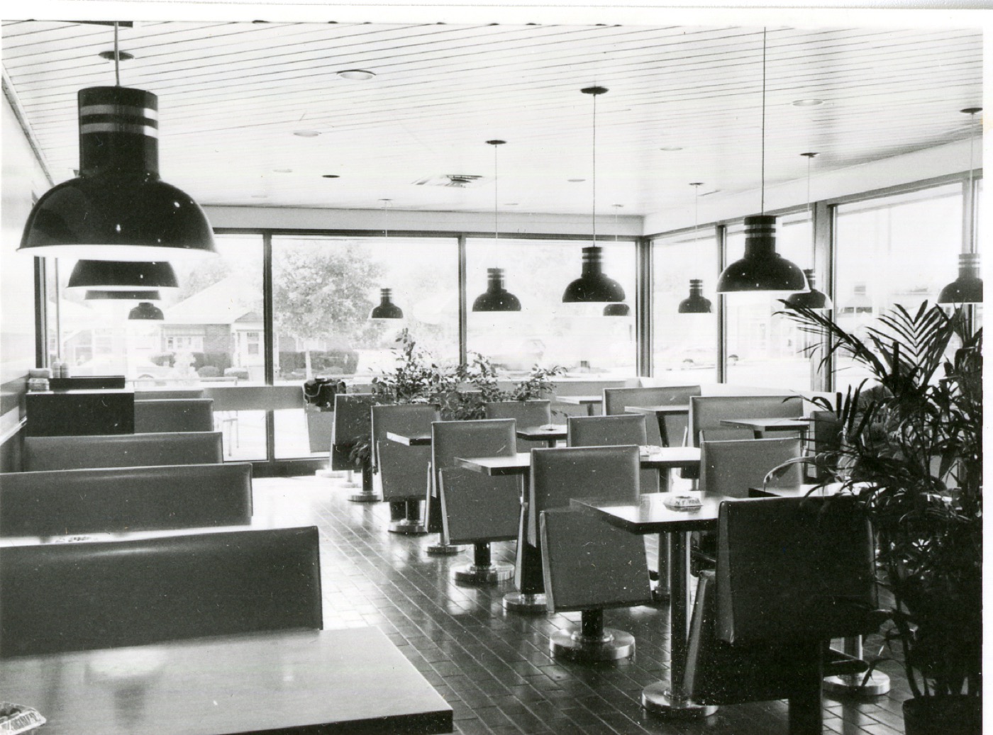Leeg restaurant met gedekte tafels