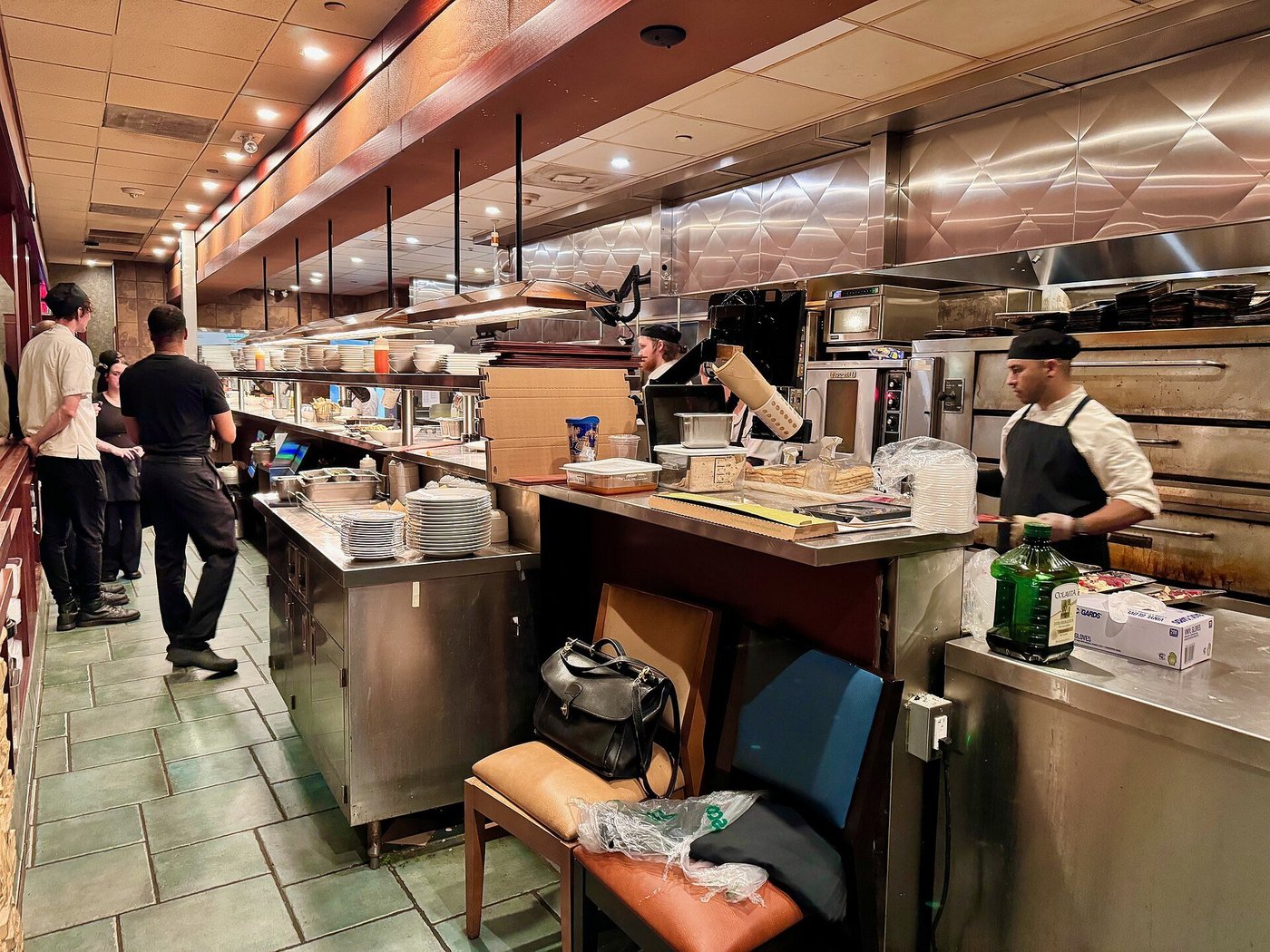 Een gedekt restaurant met stoelen en tafels, klaar voor de gasten.