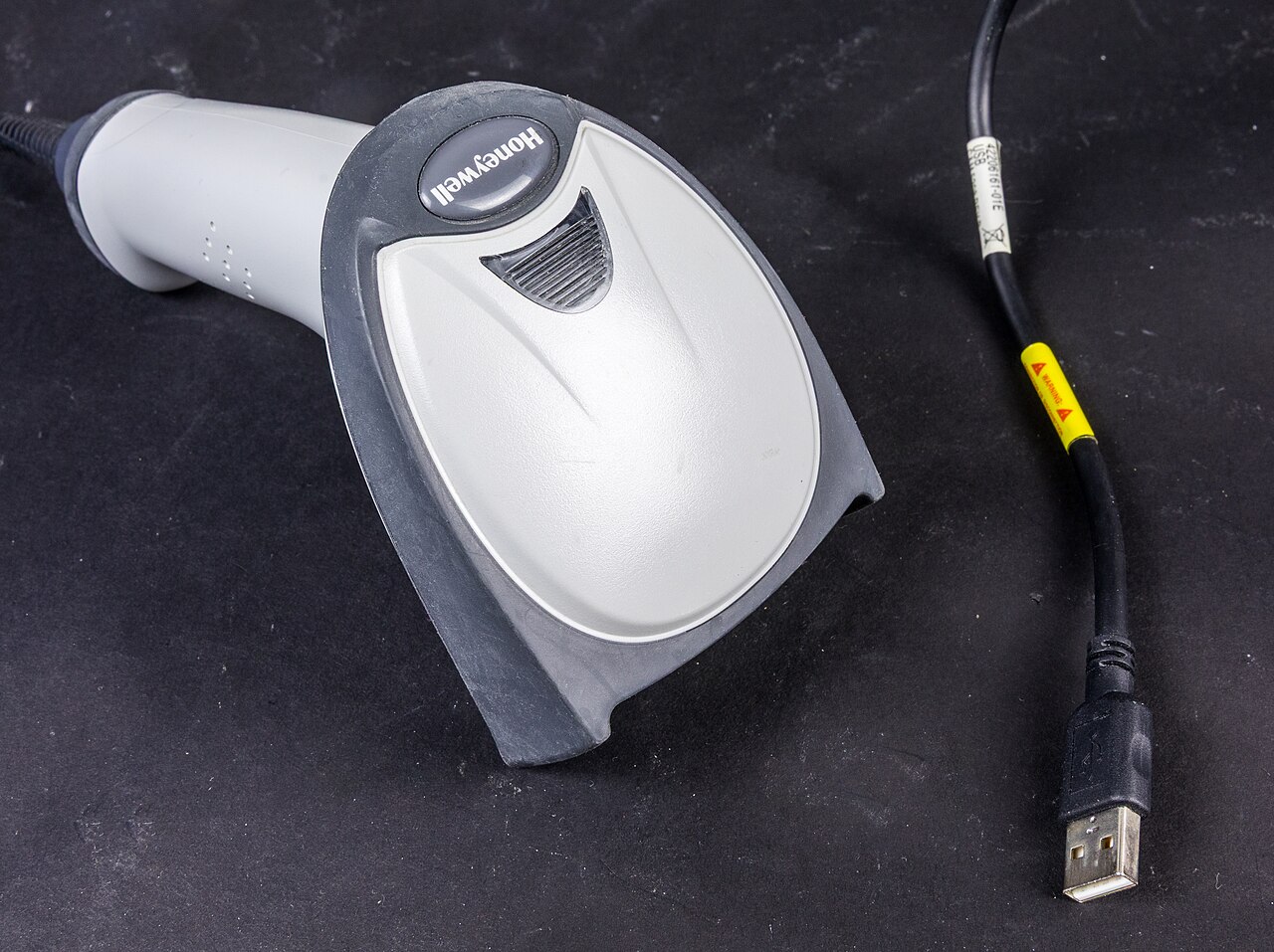 Handheld barcodescanner waarmee artikelen tijdens een voorraadtelling gescand worden